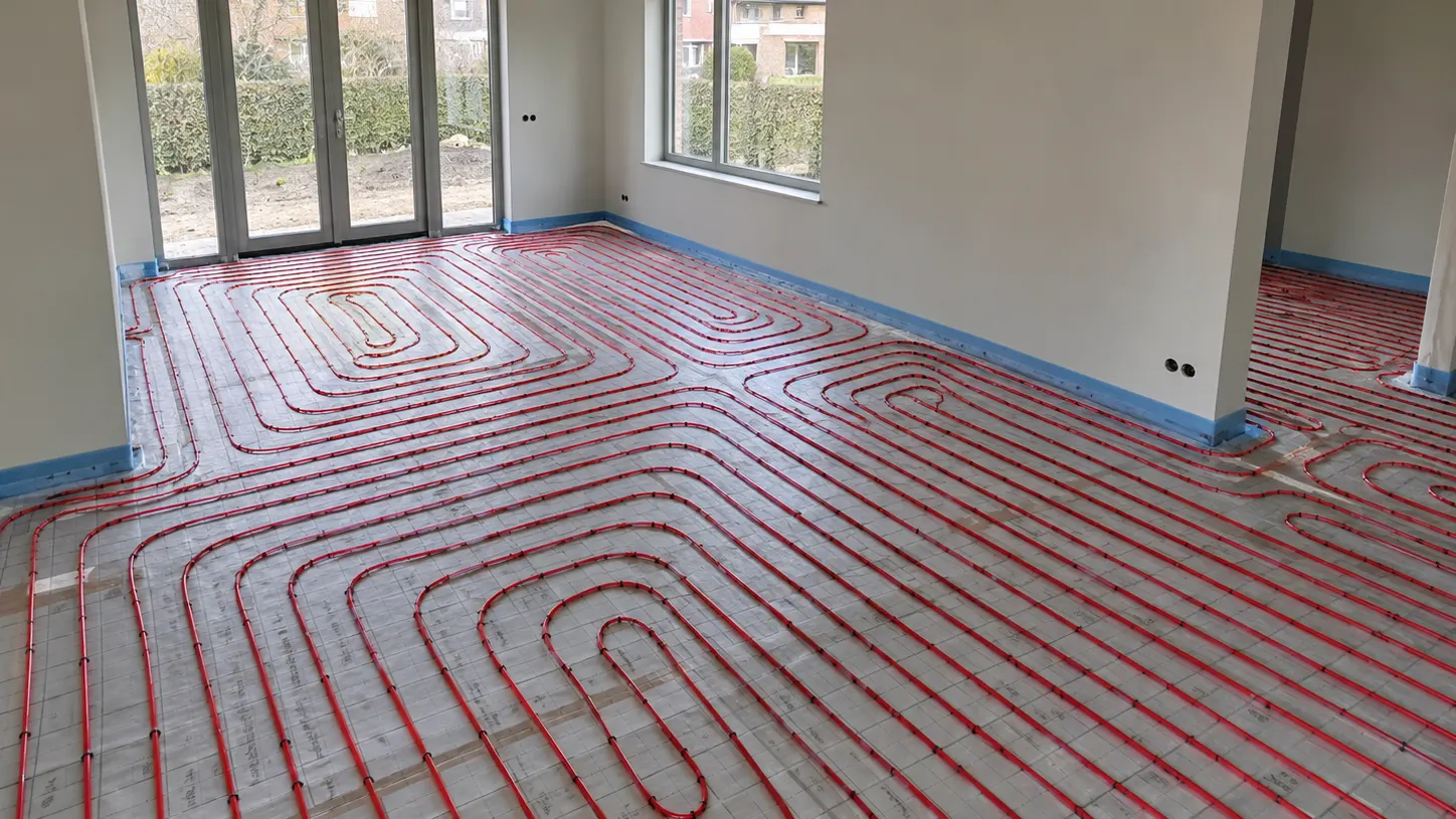 Vloerverwarming laten leggen met verwarmingsleidingen verspreid over een woonruimte